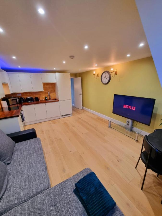 Stylish London Apartment With Terrace & Parking Ngoại thất bức ảnh